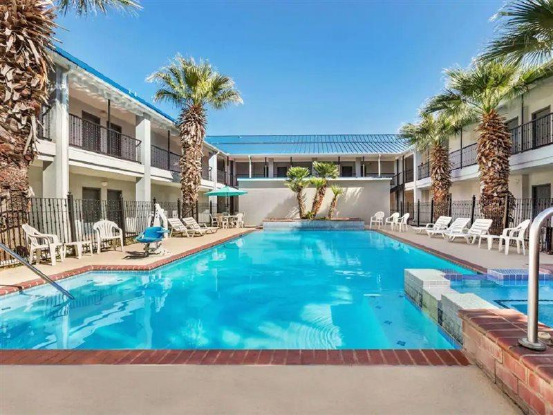 Howard Johnson By Wyndham San Antonio Hotel & Suites 外观 照片