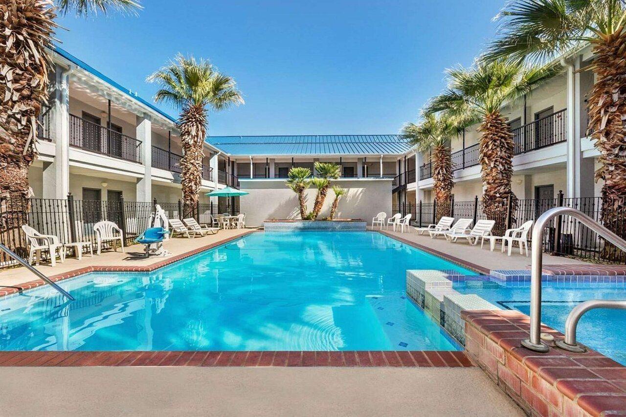 Howard Johnson By Wyndham San Antonio Hotel & Suites 外观 照片