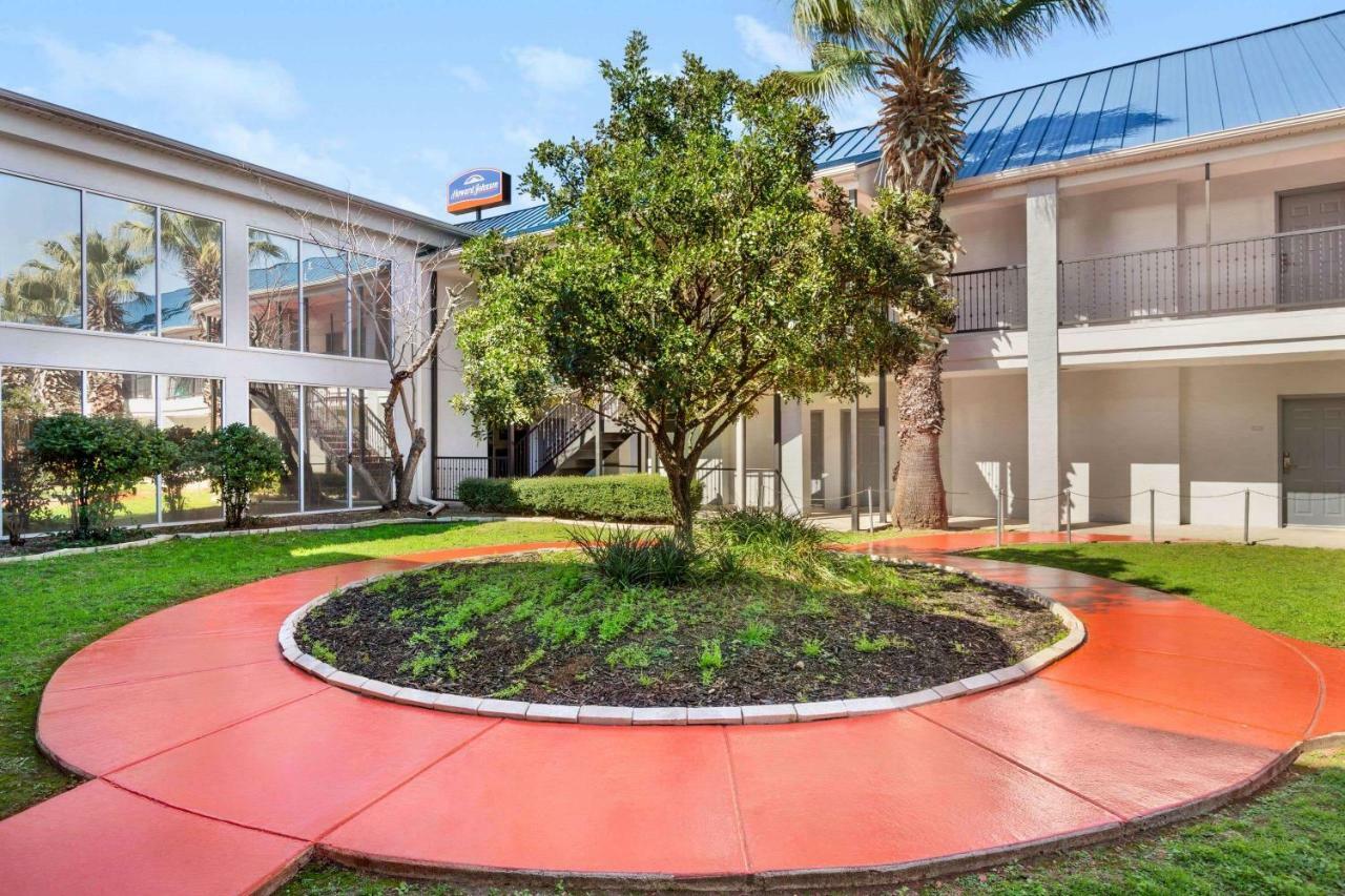 Howard Johnson By Wyndham San Antonio Hotel & Suites 外观 照片