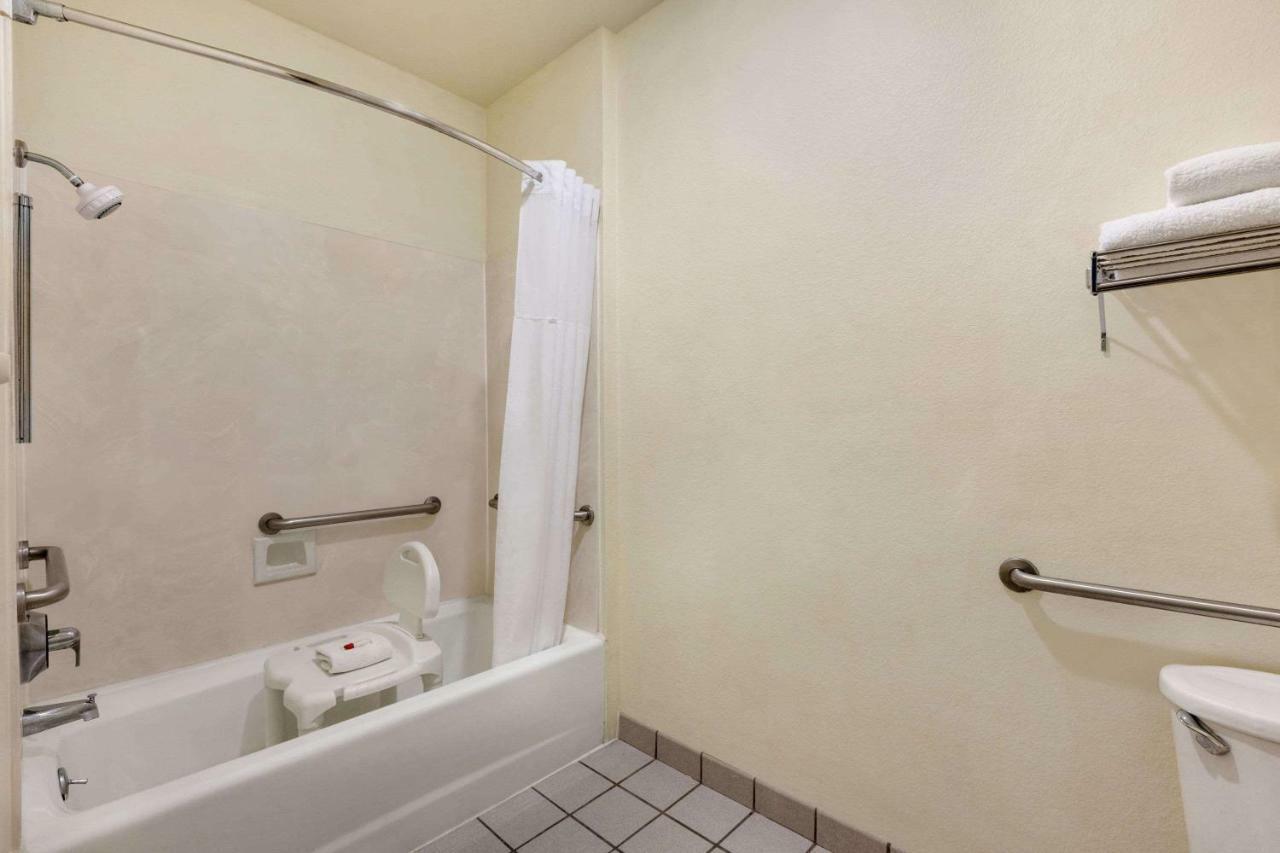 Howard Johnson By Wyndham San Antonio Hotel & Suites 外观 照片