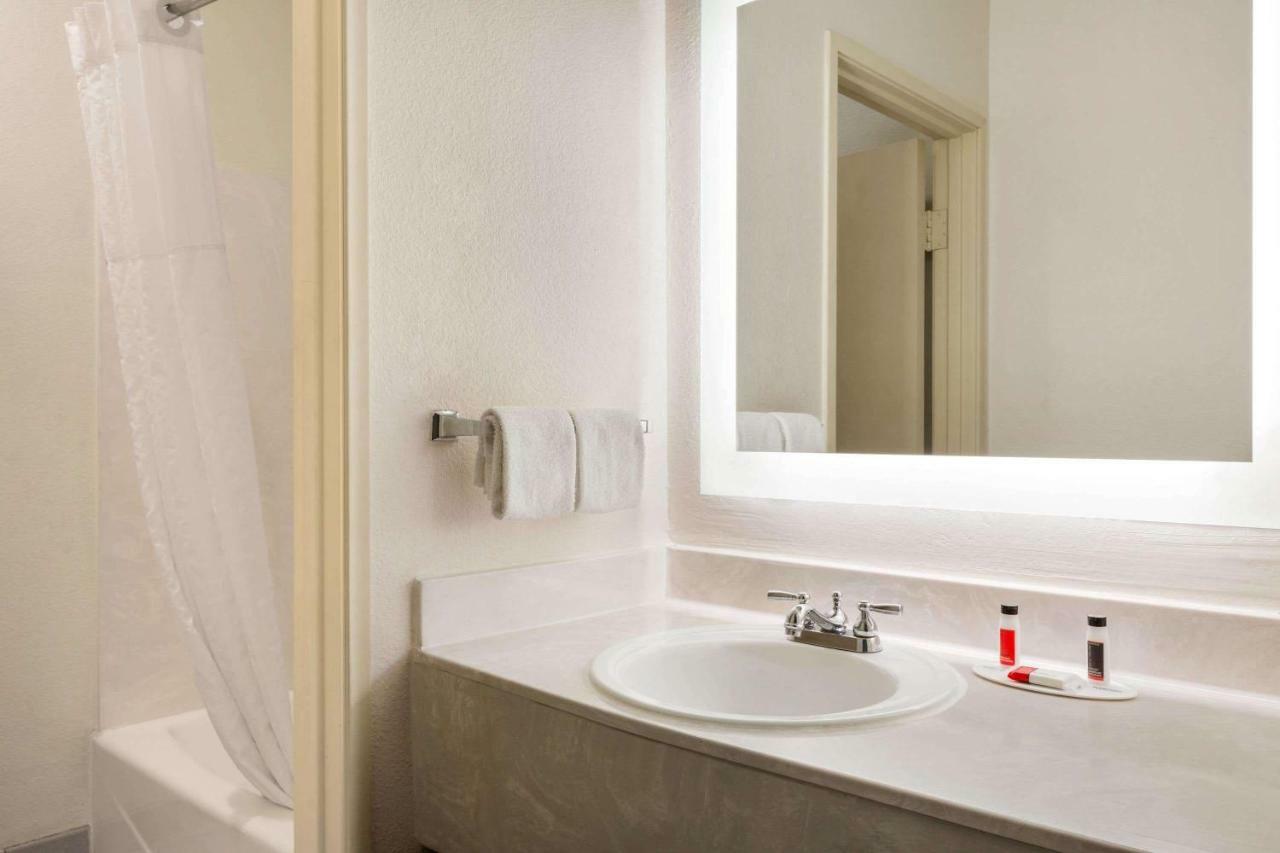 Howard Johnson By Wyndham San Antonio Hotel & Suites 外观 照片