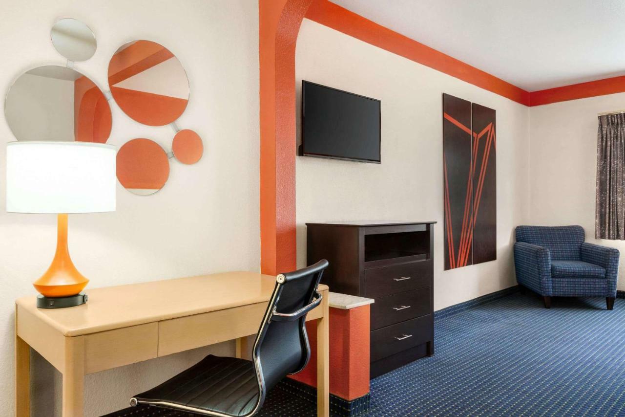 Howard Johnson By Wyndham San Antonio Hotel & Suites 外观 照片