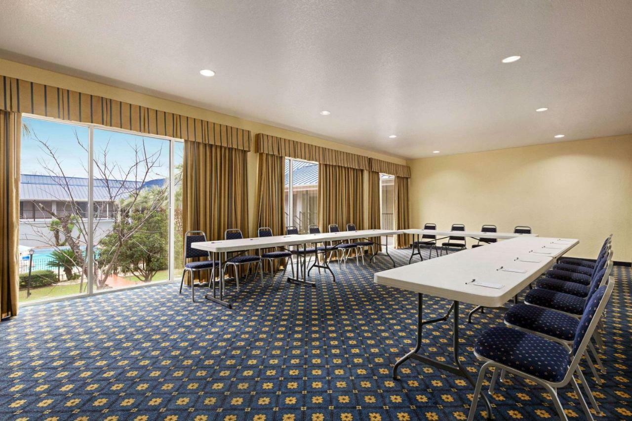 Howard Johnson By Wyndham San Antonio Hotel & Suites 外观 照片